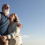 Ζευγάρι ηλικιωμένων στην εξοχή