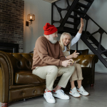 Δύο ηλικιωμένοι κάθονται στον καναπέ