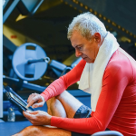 Ηλικιωμένος κάνει φυσιοθεραπεία