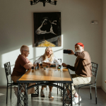 Τρεις ηλικιωμένοι κάθονται σε ένα τραπέζι