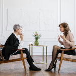 Δύο γυναίκες συζητούν