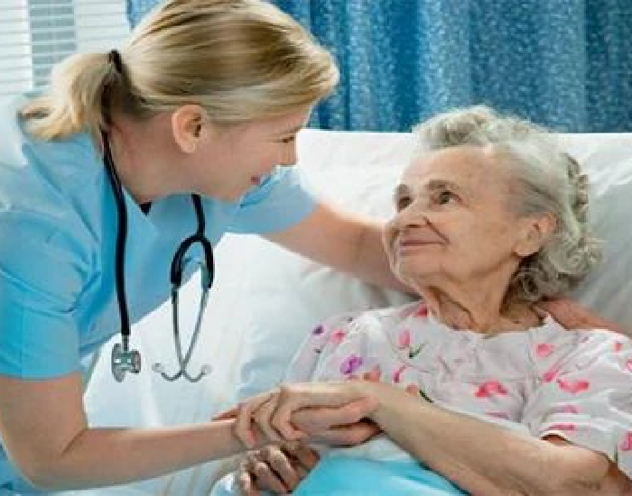 Νοσηλεύτρια φροντίζει ηλικιωμένη κυρία