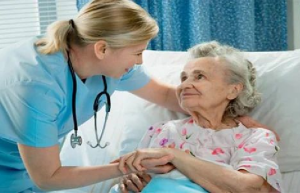 Νοσηλεύτρια φροντίζει μια ηλικιωμένη κυρία