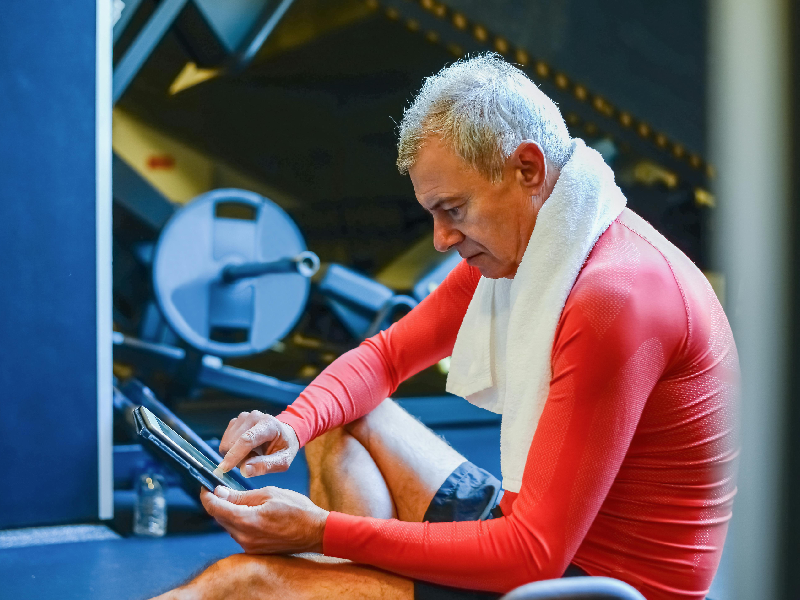 Ηλικιωμένος άνδρας κάνει φυσιοθεραπεία