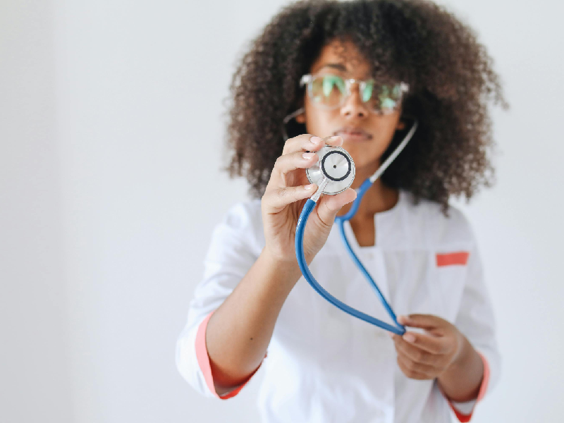 Νοσηλεύτρια με ιατρικό όργανο εξέτασης