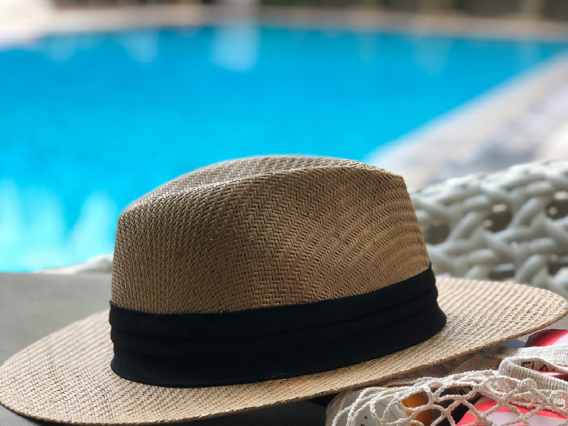 Καπέλο με φόντο την πισίνα μας
