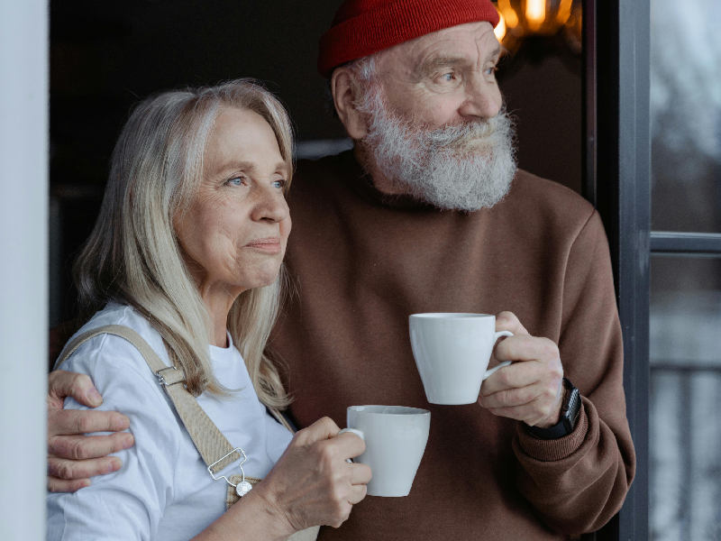 Ζευγάρι ηλικιωμένων πίνει καφέ